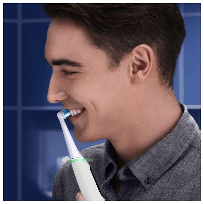 Oral-B IO6 iO Series 6 Spazzolino elettrico Rotazione Oscillazione 5 modalita' Bluetooth display interattivo colore Bianco