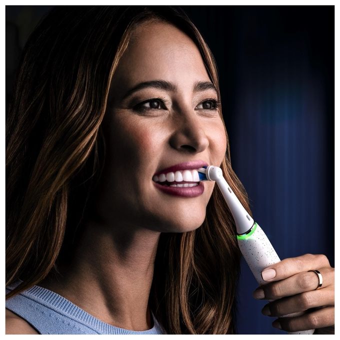 Oral-B 4210201435457 iO Series 10 Spazzolino elettrico con tecnologia iO 7 modalita' display OLED ricarica rapida custodia da viaggio inclusa colore Bianco