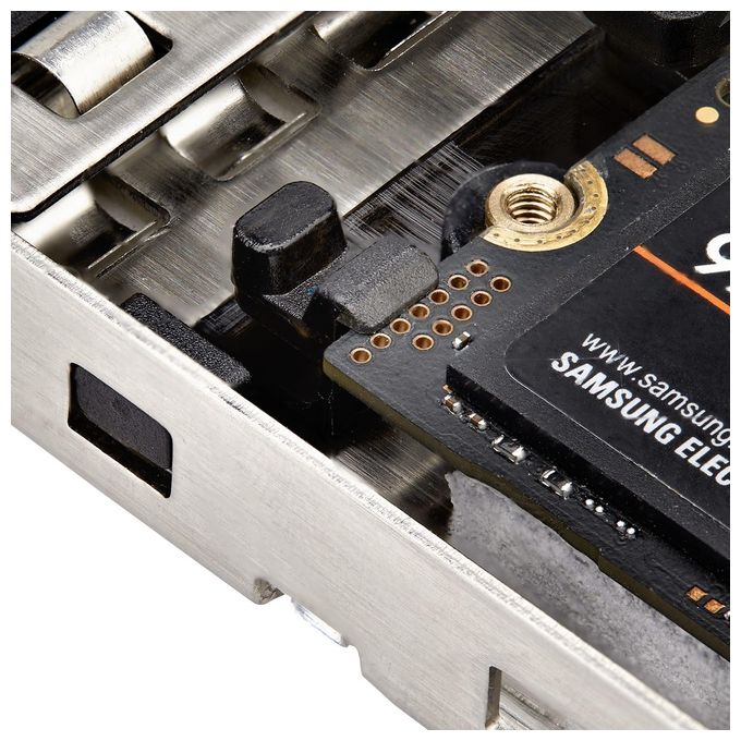 StarTech M2-REMOVABLE-PCIE-N1 Mobile Rack per SSD M.2 NVMe a PCIe x4 Installazione Senza Attrezzi Hot Swap Blocco con 2 Chiavi Incluse colore Argento e Nero