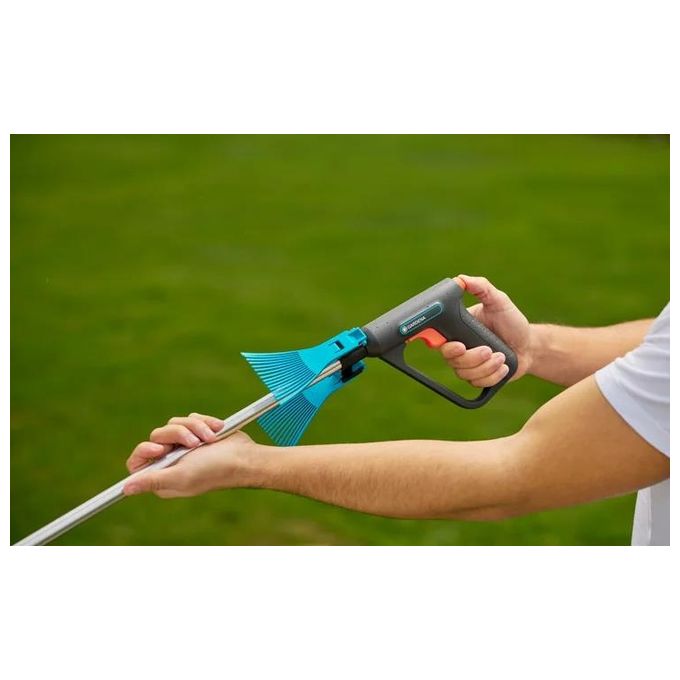 Gardena 11700-20 Pinza da Giardino Ergonomica 4 in 1 Multifunzione Afferrare Infilzare Rastrellare Raschiare Acciaio Inox 70% Plastica Riciclata