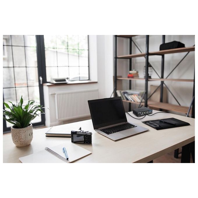 D-Link DMS-107-E Switch Non Gestito 7 Porte 5x Gigabit 2x 2,5G QoS Fanless Metallo colore Nero