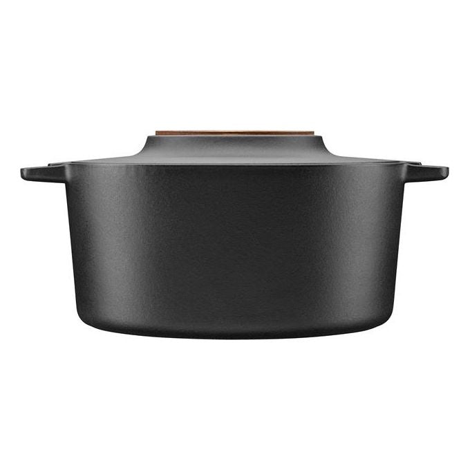 Fiskars 1026566 Norden Pentola in Ghisa con Coperchio 6 L adatta a tutti i piani di cottura inclusa induzione manico in legno di betulla finlandese colore Nero
