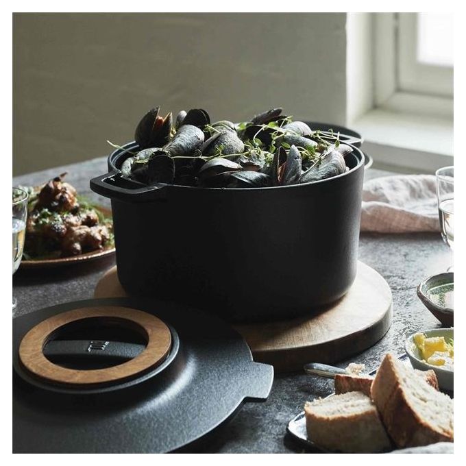 Fiskars 1026566 Norden Pentola in Ghisa con Coperchio 6 L adatta a tutti i piani di cottura inclusa induzione manico in legno di betulla finlandese colore Nero