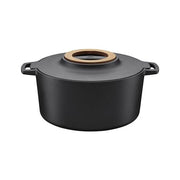 Fiskars 1026566 Norden Pentola in Ghisa con Coperchio 6 L adatta a tutti i piani di cottura inclusa induzione manico in legno di betulla finlandese colore Nero