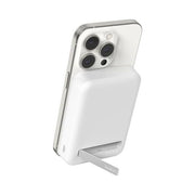 Belkin BPD008 BoostCharge Pro Power Bank Wireless 10000 mAh Qi2 15 W con Supporto Integrato e Ricarica Passante colore Bianco