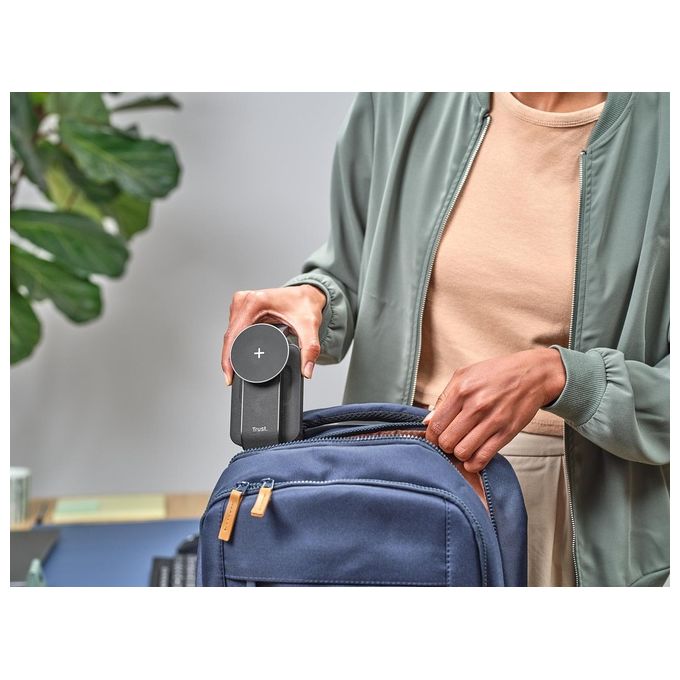 Trust Viro Supporto di Ricarica Wireless 3-in-1 Magnetico per iPhone Apple Watch AirPods 20W USB-C Design Pieghevole Luce Notturna LED Dimmerabile colore Nero