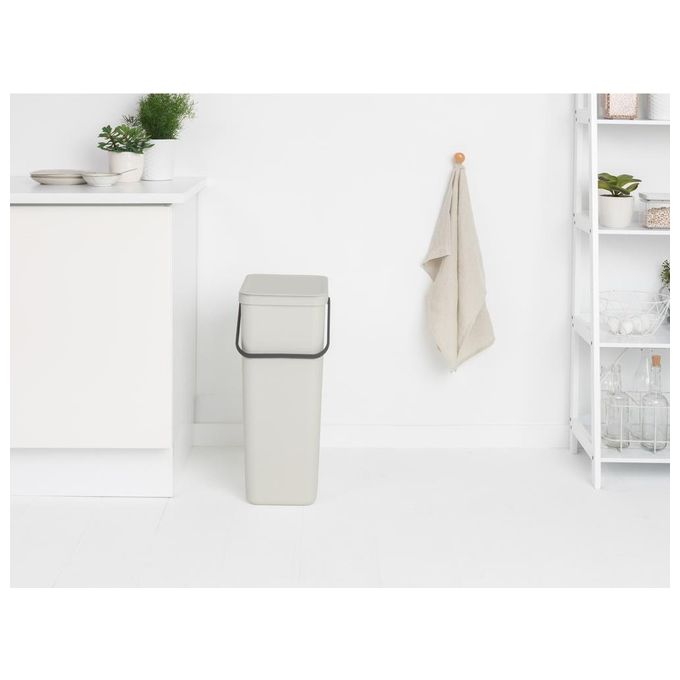Brabantia 214424 Sort and Go Pattumiera 40 L Salvaspazio con Maniglia e Coperchio Stay Open Rimovibile Facile da Pulire Riciclabile al 100% colore Grigio Chiaro