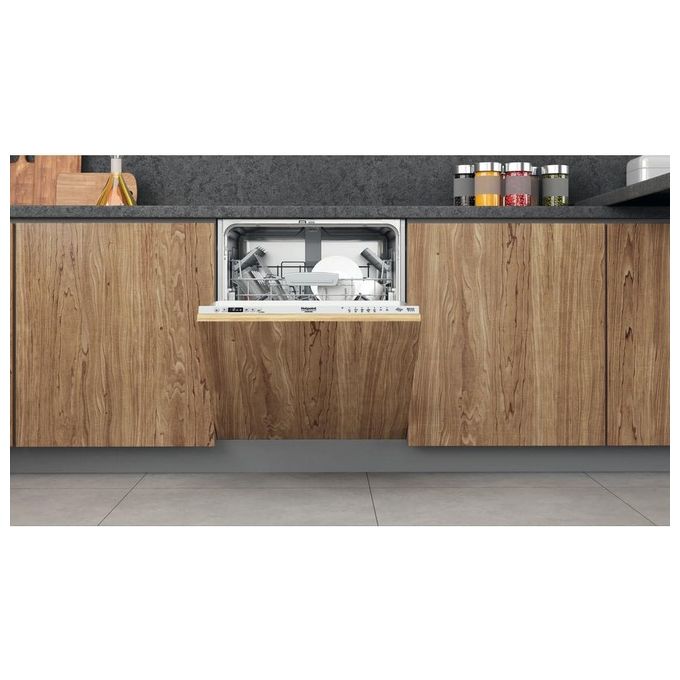 Hotpoint HI 5030 W Lavastoviglie da incasso 14 coperti Classe D 43 dB Motore Inverter AquaStop (82x60x56 cm) colore Argento