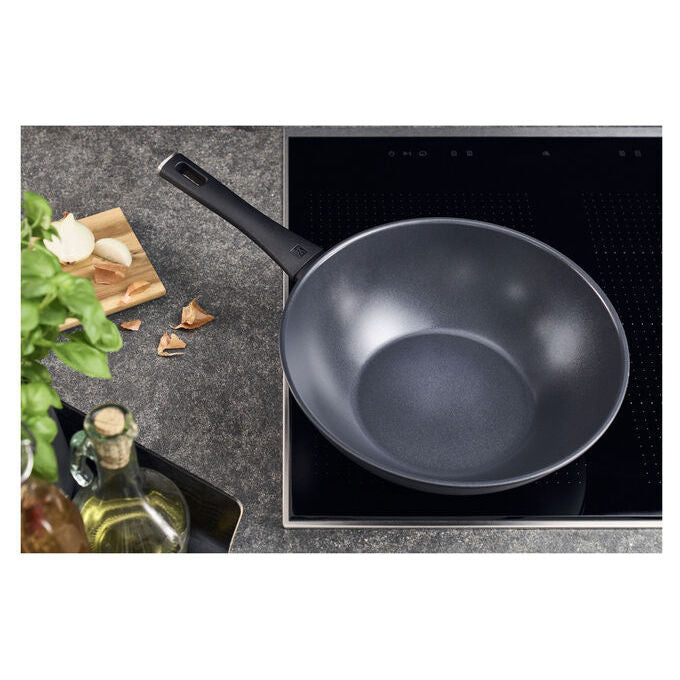Zwilling 4009839685101 Madura Plus Wok Alluminio Rivestimento Antiaderente CERAFORCE TITANIUM Senza PFAS Adatto a Tutti i Piani Cottura incluso Induzione Fino a 150 °C colore Nero