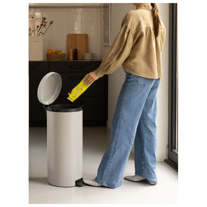 Brabantia 254949 NewIcon Contenitore dell'acqua 30 L con coperchio a pedale e chiusura ammortizzata colore Grigio