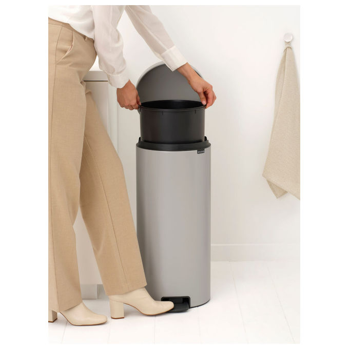 Brabantia 254949 NewIcon Contenitore dell'acqua 30 L con coperchio a pedale e chiusura ammortizzata colore Grigio