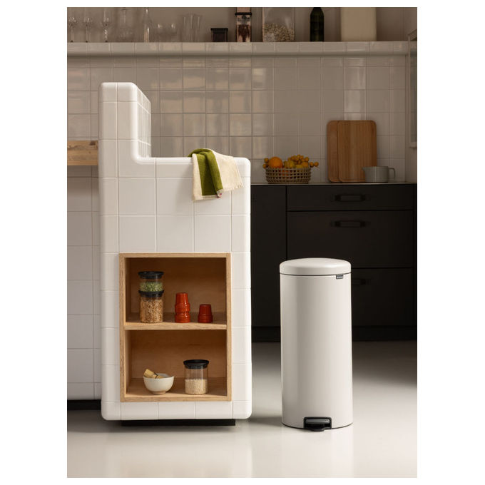 Brabantia 254949 NewIcon Contenitore dell'acqua 30 L con coperchio a pedale e chiusura ammortizzata colore Grigio