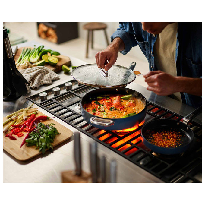 Joseph Joseph SPACE28BLU Padella con Manico Pieghevole SwingLock Rivestimento Ceramico Antiaderente Adatta a Tutti i Piani di Cottura incluso Induzione Fino a 232°C Lavastoviglie Consigliato Lavaggio a Mano colore Blu