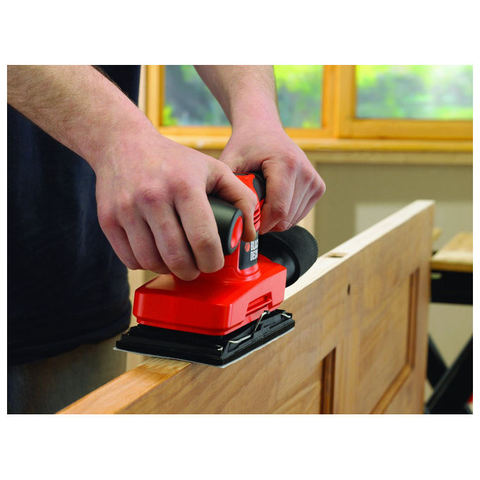 BLACK+DECKER Levigatrice orbitale 240W velocita' variabile con aspirazione polvere