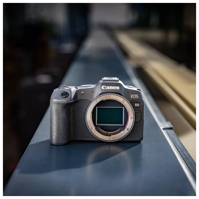 Canon EOS R8, Kit Obiettivo RF 24-105mm F4-7.1 IS STM, Mirrorless, Full Frame, Nero