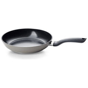 Fissler Padella Essential 28 cm Grigia in Alluminio Rivestimento Ceramico senza PFAS-PTFE Induzione