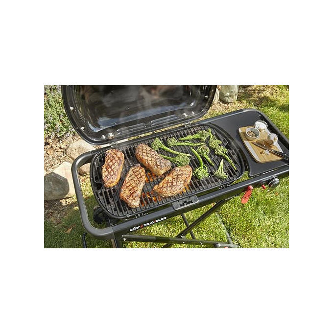 Weber Traveler barbecue a gas portatile, 1 bruciatore 3,8 kW, griglie in ghisa smaltata, 2065 cm², pieghevole con ruote, nero