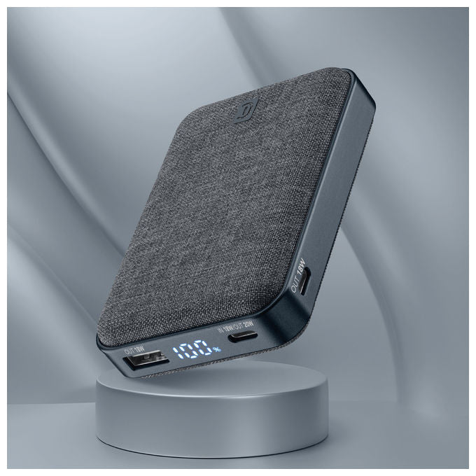 Cellularline power bank Glam 10000 mAh, ricarica rapida 20W, display LCD, 2 porte USB-C e 1 USB-A, finitura in tessuto, nero