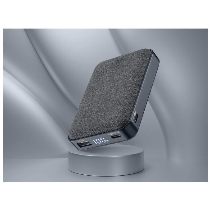 Cellularline power bank Glam 10000 mAh, ricarica rapida 20W, display LCD, 2 porte USB-C e 1 USB-A, finitura in tessuto, nero