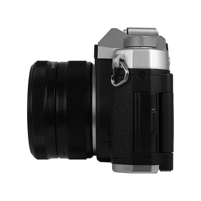 Yashica FX-D 100, Fotocamera Digitale con Simulazione Pellicola