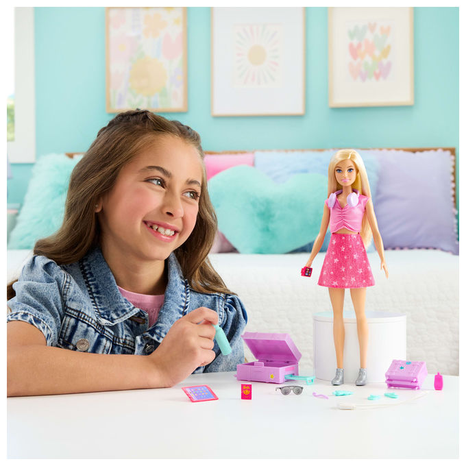 Barbie JMJ47 Bambola alla moda con accessori da viaggio e tablet inclusi colore Multicolore